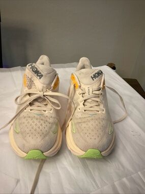 Hoka One One Clifton 9 Women’s Size 8.5 (cream & Colorful)